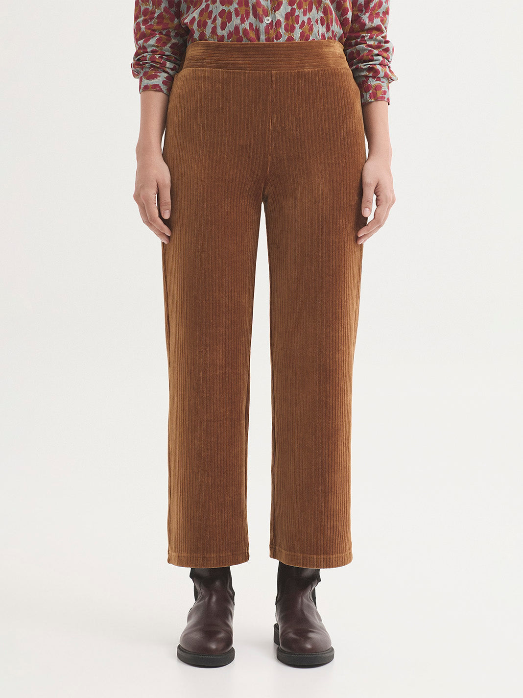 Camel straight fit stretch cotton corduroy trousers, with elasticated waistband, mid rise, straight leg, cropped length, in 65% Algodon, 32% Polyester, 3% Spandexn.