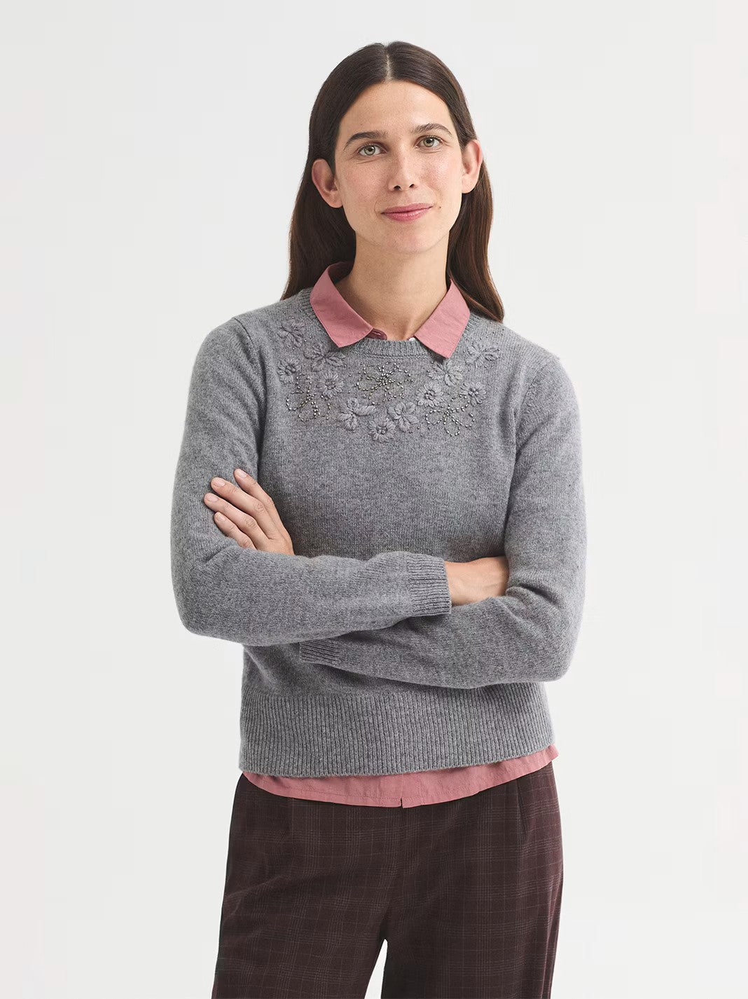 Wool grey blend jumper with flowers embroidered on neckline, round neck and long sleeves. Ribbed finish.