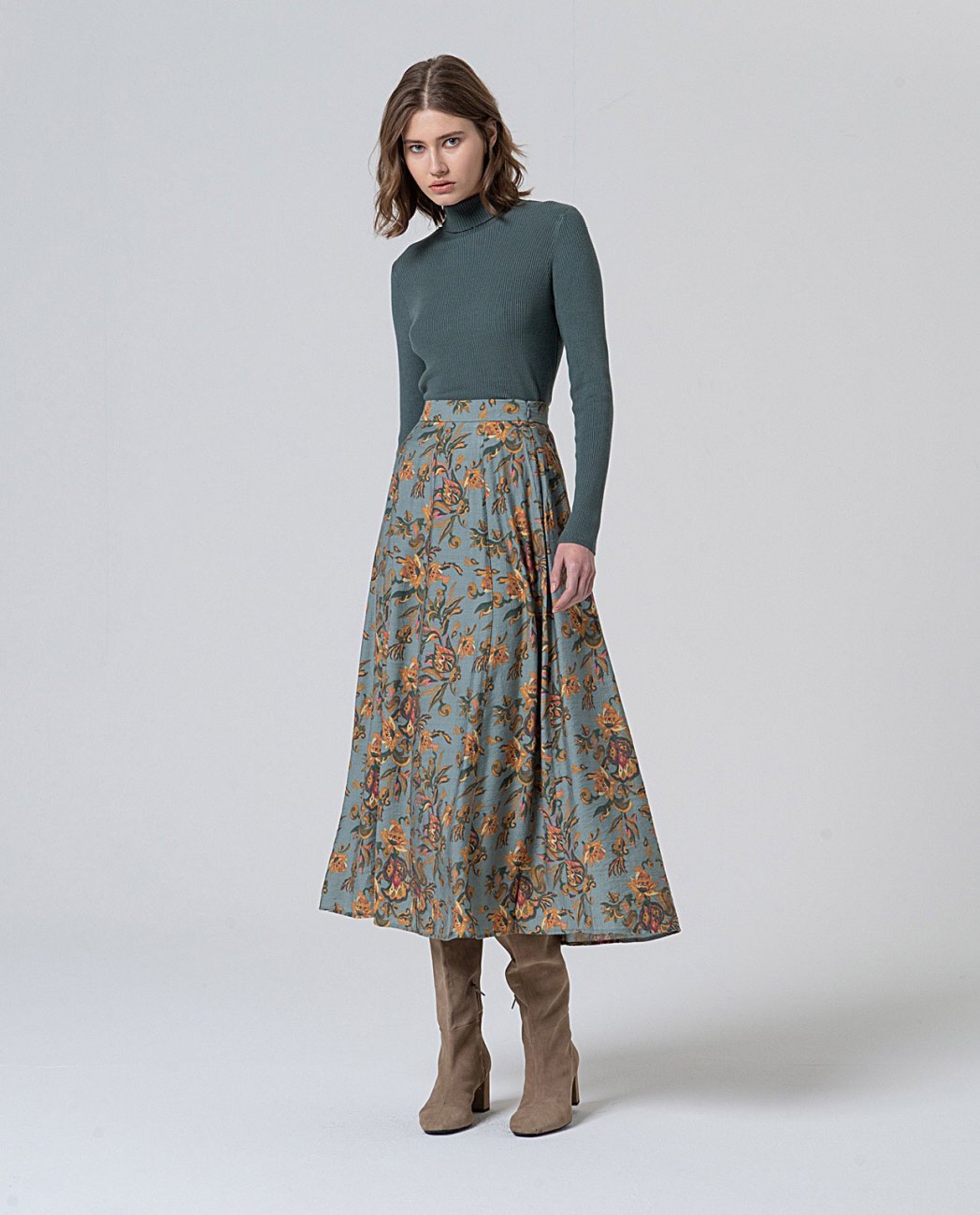 Midi length floral skirt with flared silhouette and side zipper closure, in light grey background color and orange, yellow. dark green flowers print, lined inside, 80%Viscose, 20%Polyamide.