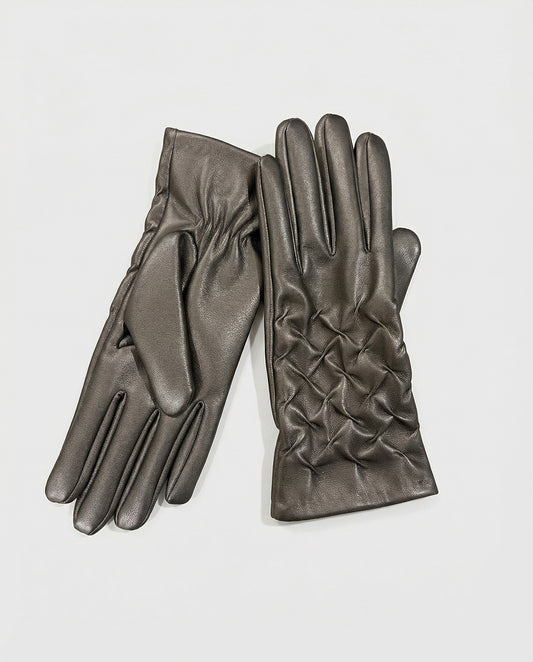 Glove silver grey in smooth, soft-touch faux leather, with an elasticated shirred detail at the wrist. A fitted cut that slims the hand, 24cm long, 9.5cm wide