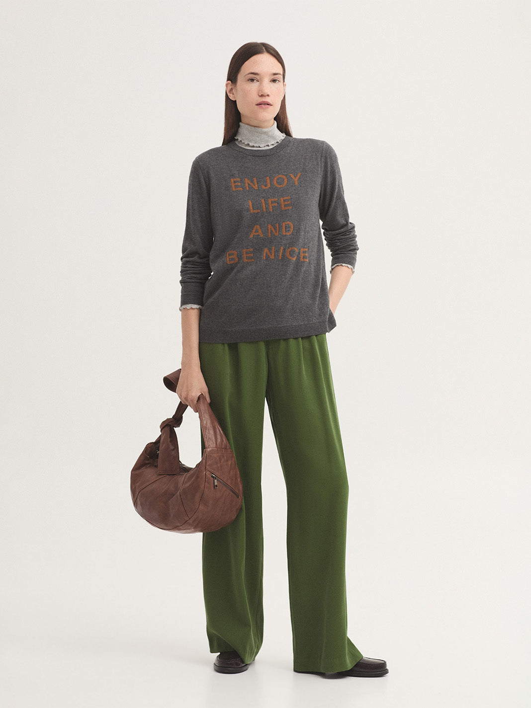 Basic grey jumper in merino wool cashmere blend with “Enjoy life and be nice” intarsia knit, round neck, long sleeves and ribbed finish, in 47% Wool, 38% Viscose, 10% Nylon, 5% Cashmere.