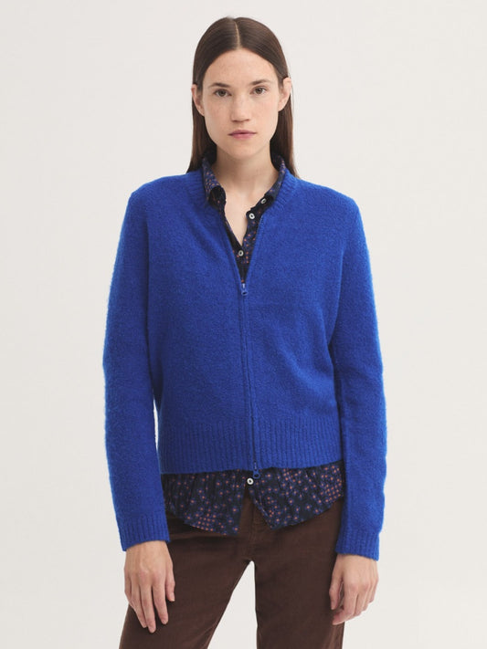 Boucle wool royal blue jacket with front zip closure, bomber collar, long sleeves and ribbed finish, in 80% Lane, 20% Poliamide.