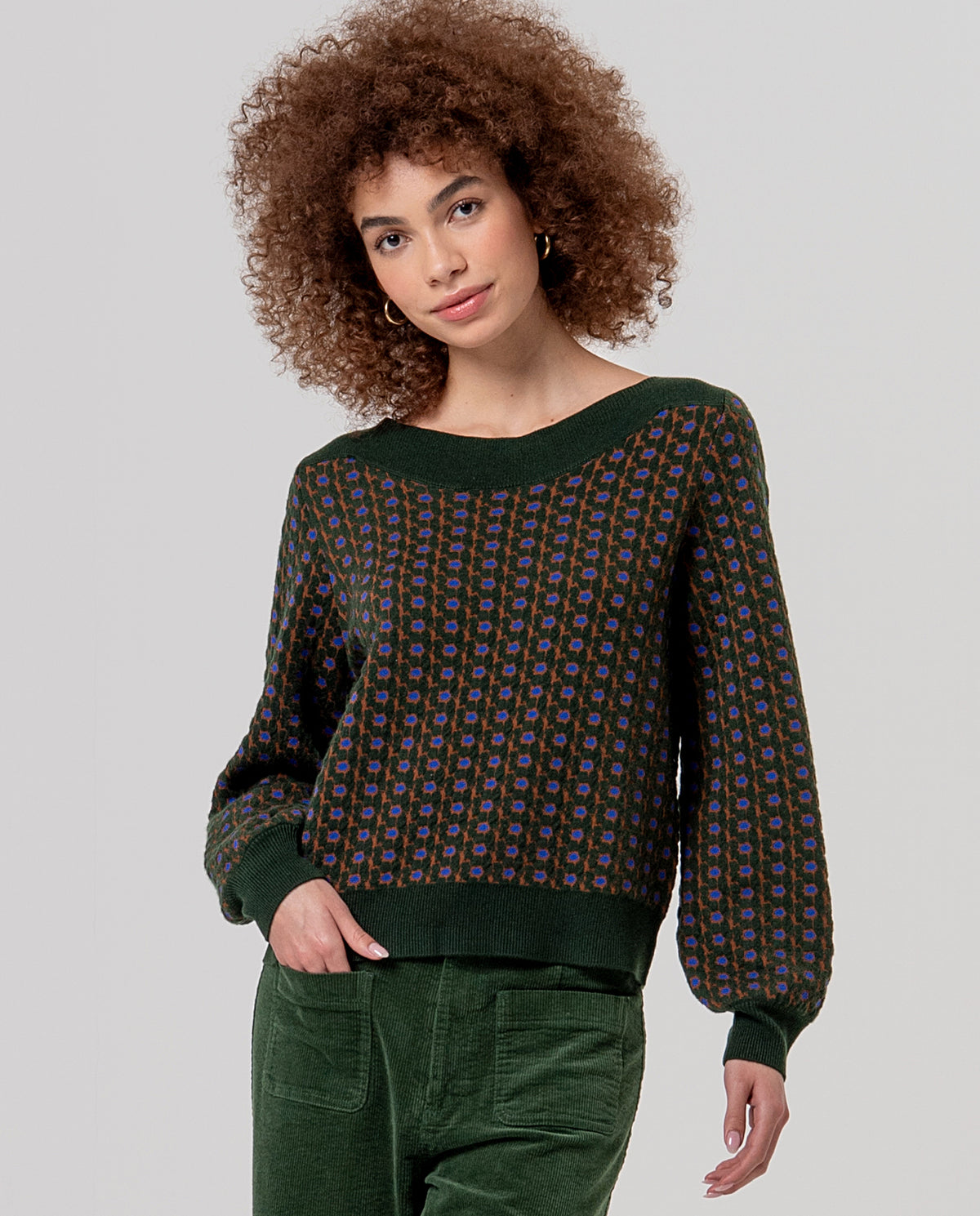 Jumper with a boat neck and puffed long sleeves, in a soft wool-blend knit. Geometric jacquard of small khaki. blue and camel flowers, retro and cheerful. Contrasting cuffs and hem in plain khaki.