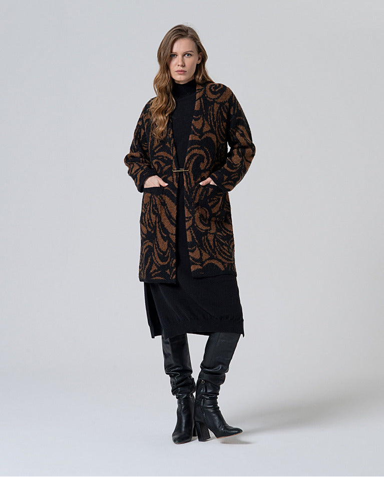Long chunky knit cardigan with swirl brown and black jaquard print, with decorative buckle closure, large patch pockets and a kimono-like structure, in 50% Polyeste,r 30% Wool, 20% Recycled Polyester.