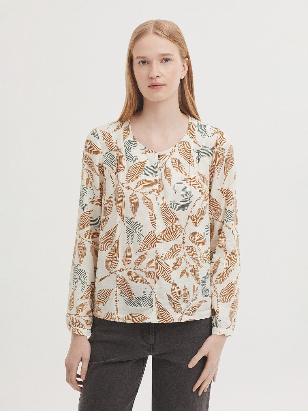Mesh-knit ecru blouse with brown and grey leaves and panthers Jungle print, round neck with opening and button, pleats on the shoulders, long sleeves with vent, cuff and button, 50% Viscose, 50% Cotton.