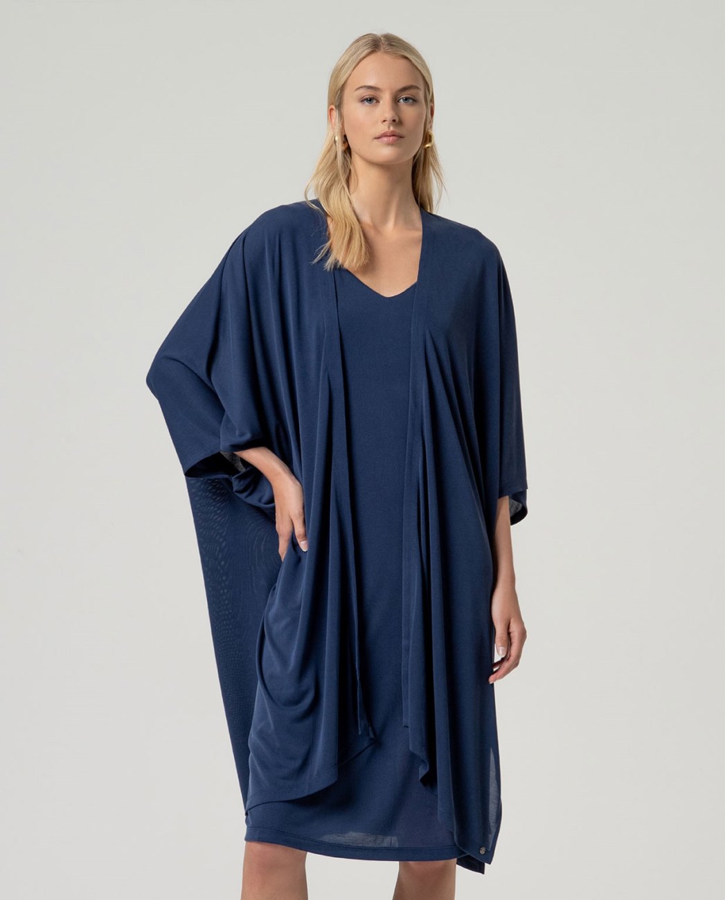 Long kimono with open neckline and wide sleeves. Straight design with front opening without closure and lightweight structure. Made of fluid fabric, 70% Modal, 30% Polyester