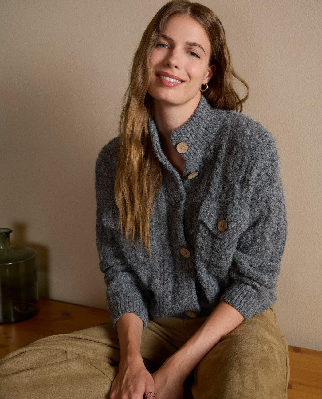 Aran knit chunky grey cardigan with large buttons and flap pockets, straight cut and retro-inspired design with marked structure, made in 21%Nylon, 59%Recycled Polyester, 11%Polyester, 9%Elastane, 11%Polyester.