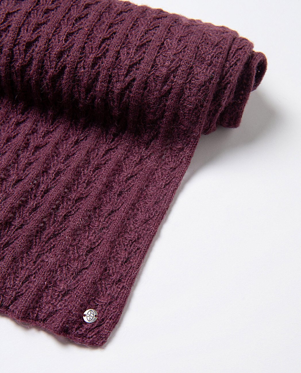 Tricot scarf with a soft and enveloping design, made in a warm blend of alpaca, wool, acrylic and nylon, in burgundy color