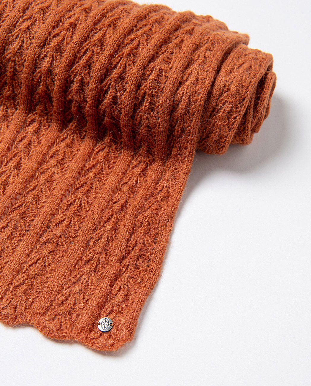 Tricot scarf with a soft and enveloping design, made in a warm blend of alpaca, wool, acrylic and nylon, in cinnamon color