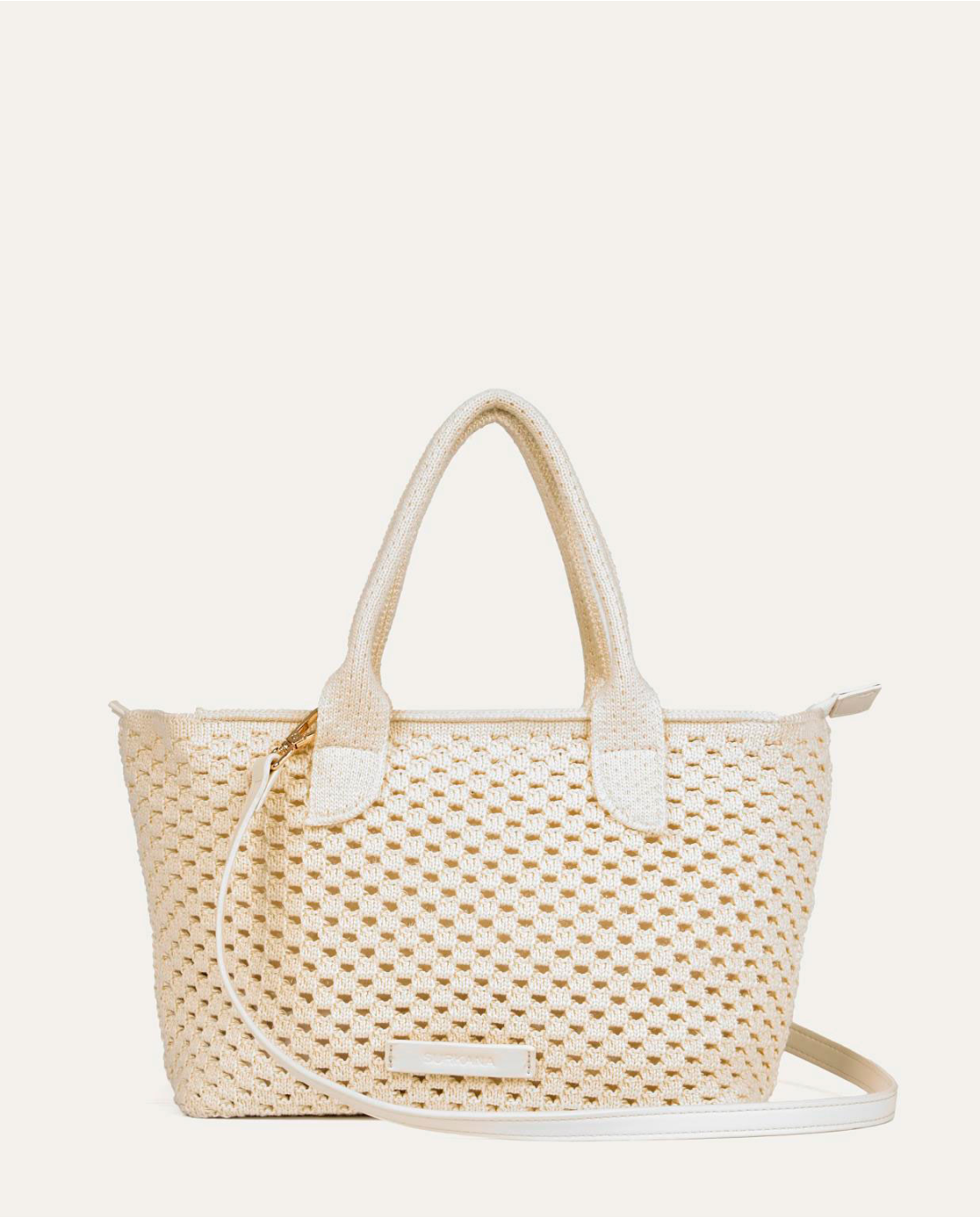 Ecru shopper bag made of openwork knit fabric. Wide design with top handle, adjustable - removable strap and flexible structure. Zip closure.