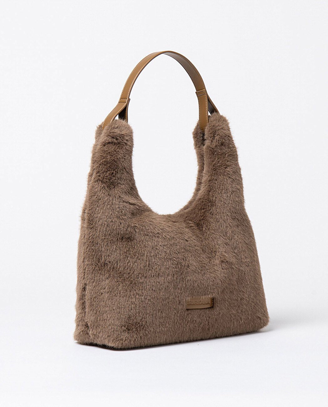 Large shopper shoulder faux fur khaki bag with two compartments: one zippered and one open. Zip closure. Lining.