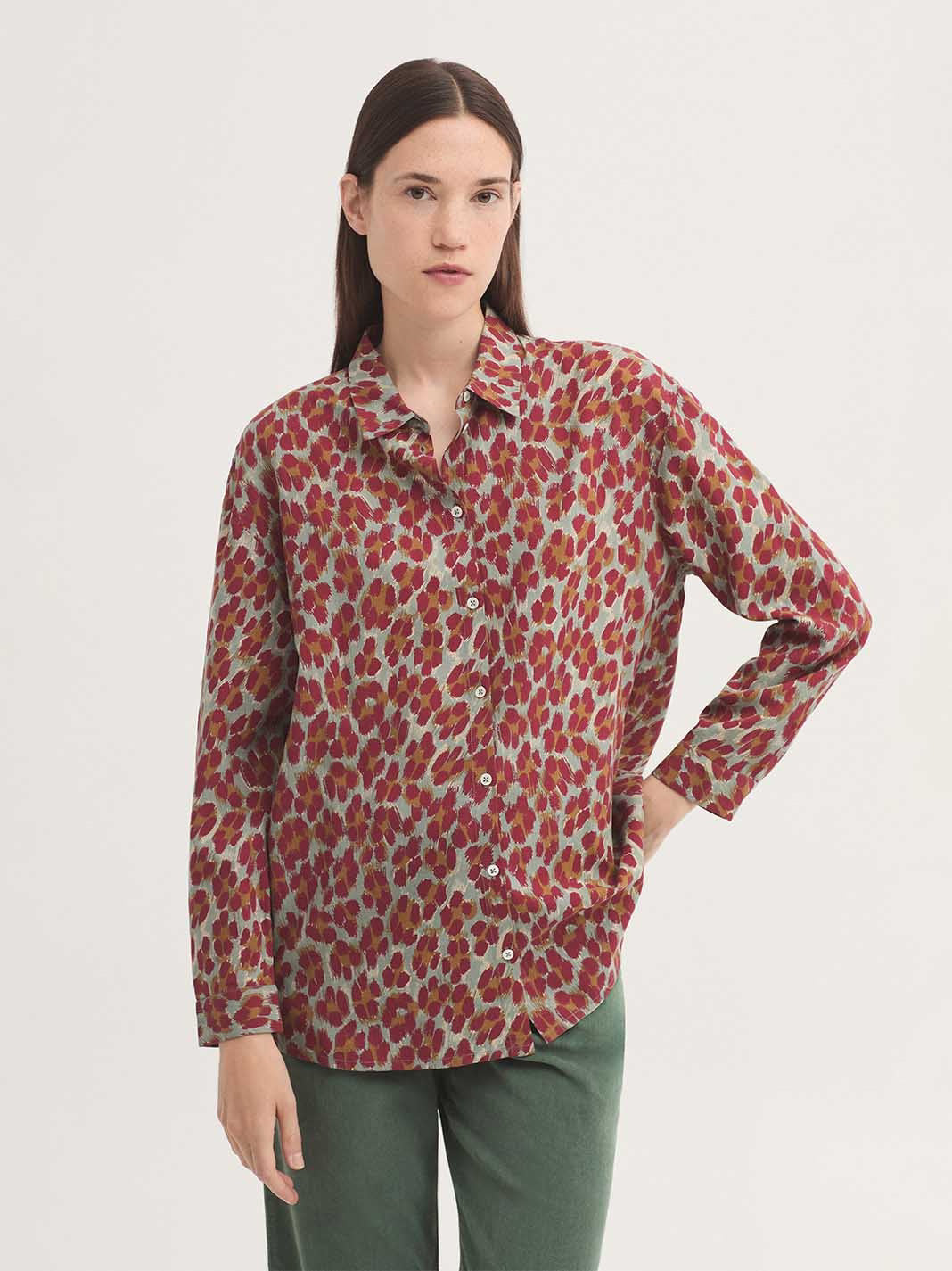 Shirt with Leopard print in sustainable viscose fabric, light grey background color, red, orange leopard print, shirt collar and mother-of-pearl button front long sleeves with cuff and button, loose fit.
