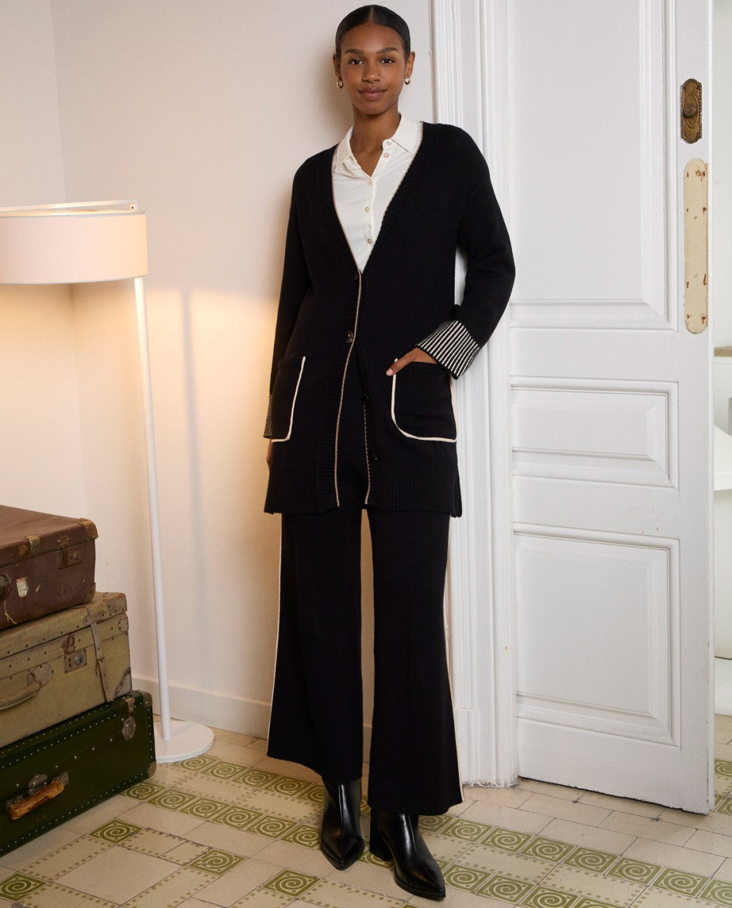 Long tricot black cardigan with button closure, patch pockets and contrasting black and white piping, in  50%Viscose, 28%Polyester, 22%Polyamide