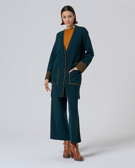 Long tricot dark green cardigan with button closure, patch pockets and contrasting dark green and camel piping, in  50%Viscose, 28%Polyester, 22%Polyamide.