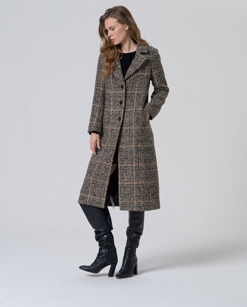 Straight cut long black coat with check print, three-button front closure, side pockets and inner lining, in 80% Polyester 20% Wool