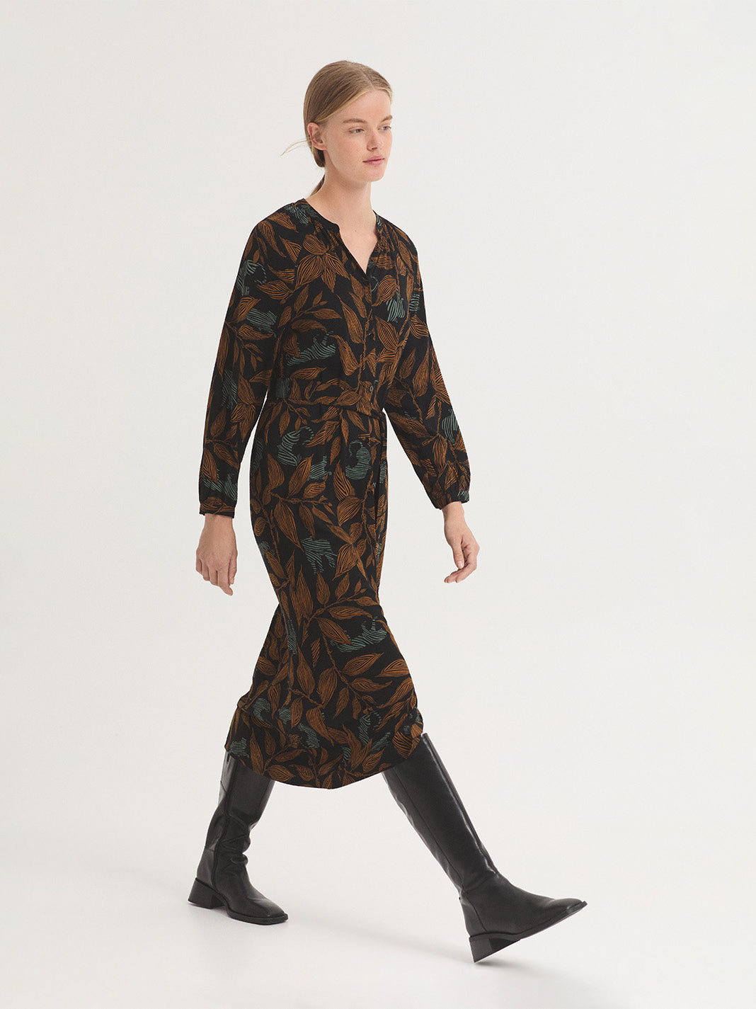 Dress in black viscose crêpe fabric with brown and green leaves and panthers Jungle print, open Mao collar and button front, raglan sleeves with vent, cuff and button, flared fit, belt in the same fabric.