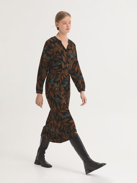 Dress in black viscose crêpe fabric with brown and green leaves and panthers Jungle print, open Mao collar and button front, raglan sleeves with vent, cuff and button, flared fit, belt in the same fabric.