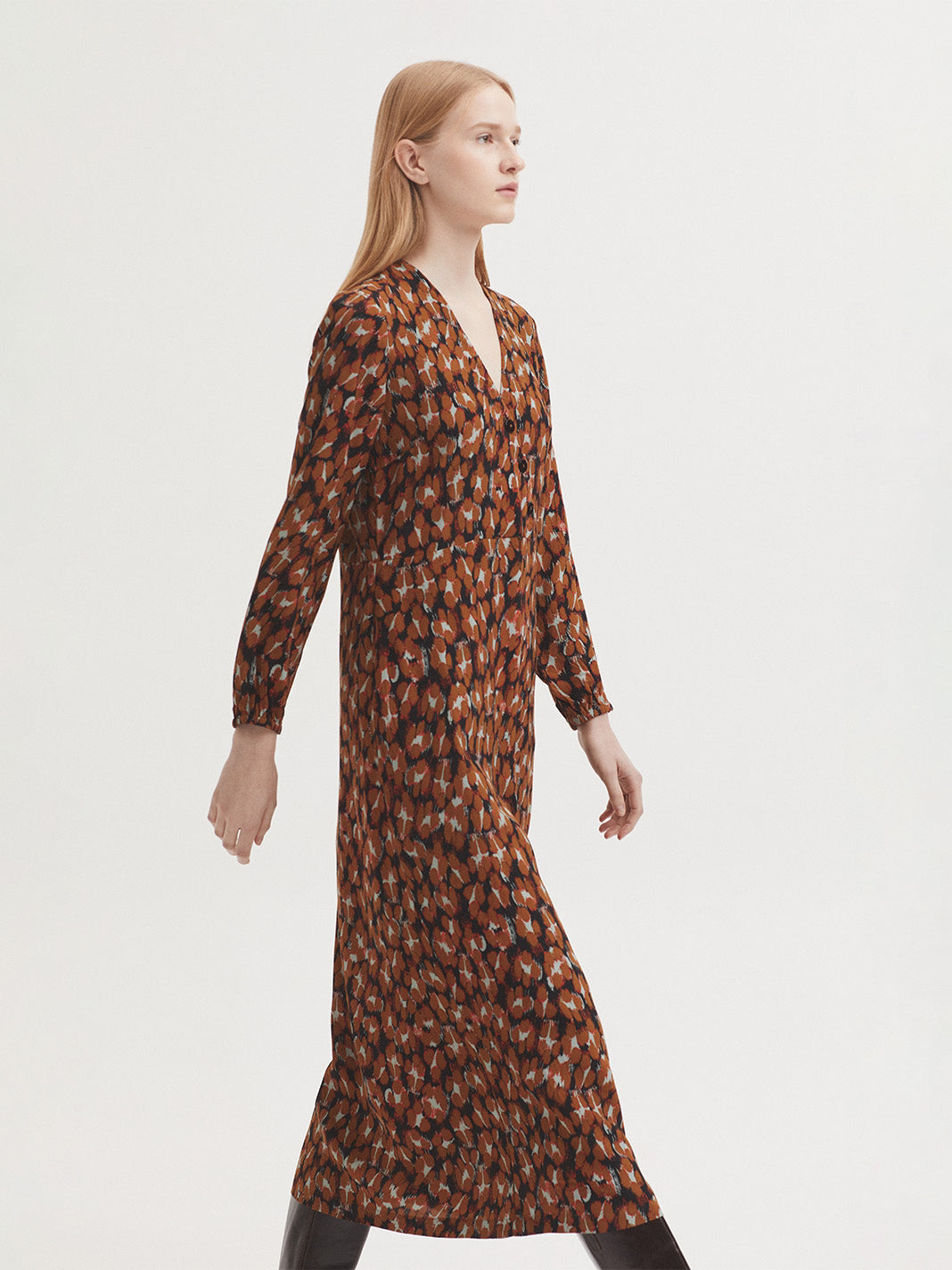 Longline black dress in viscose crêpe fabric with camel. light grey and intense orange Leopard print, crossover V neck with buttons, natural waist and side pockets, long sleeves with elasticated cuffs, flared skirt.
