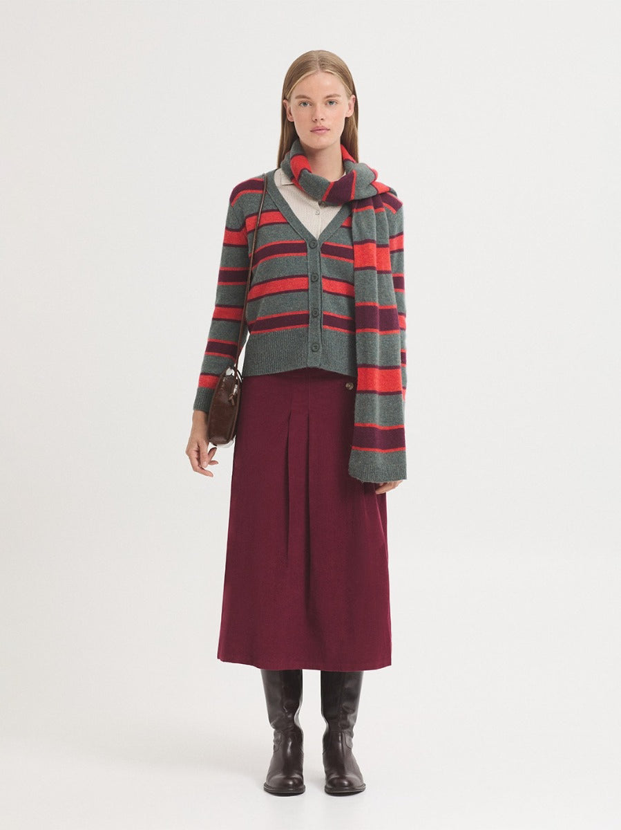 Darted bordeaux skirt in sustainable cotton micro corduroy fabric, front fastening with three buttons, flared fit, in 100% Cotton.