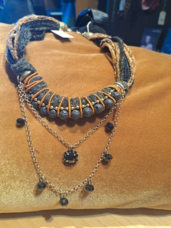 Necklace ethnic black