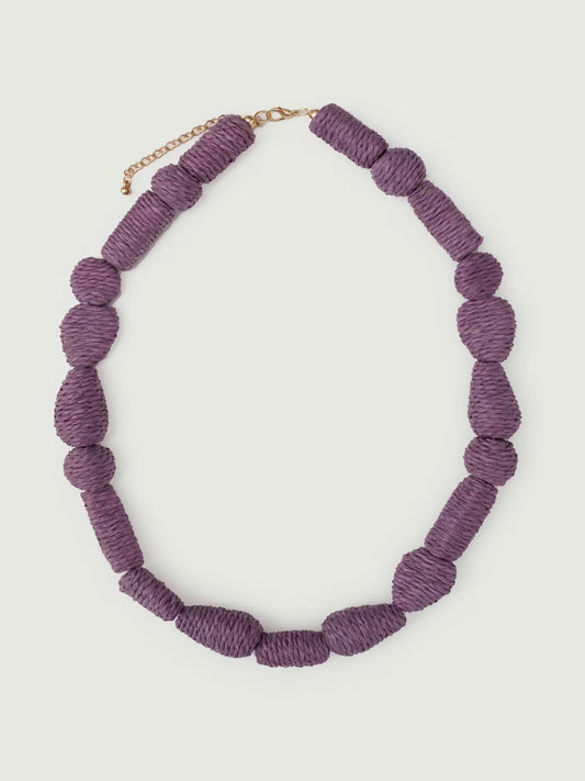 Geometric beads necklace made of raffia, mauve color, adjustable bronze closure, 26 cm in length.