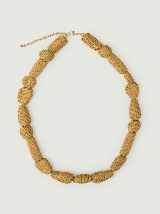 Geometric beads necklace made of raffia, nature color, adjustable bronze closure, 26 cm in length.