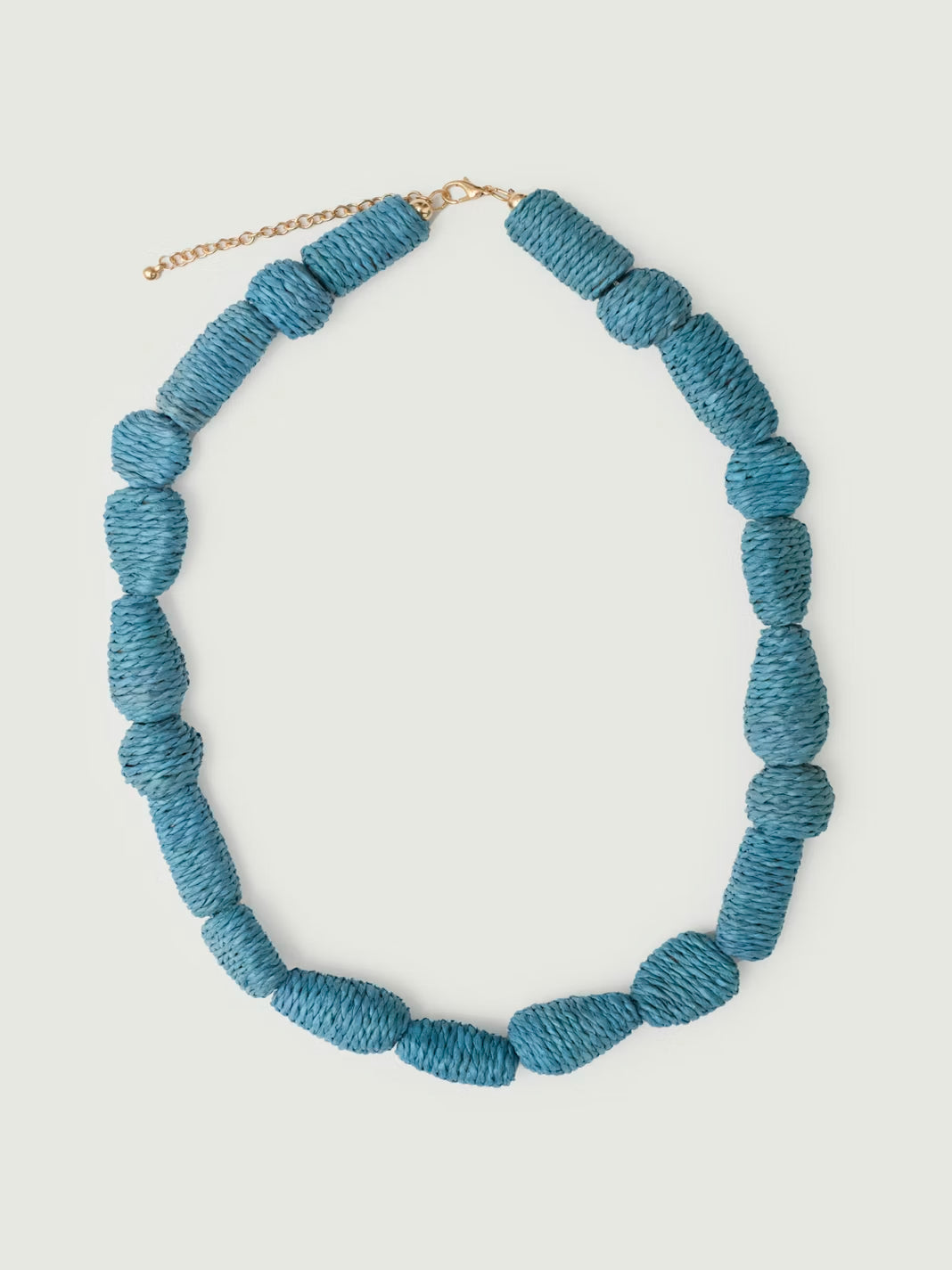 Geometric beads necklace made of raffia, turquoise color, adjustable bronze closure, 26 cm in length.