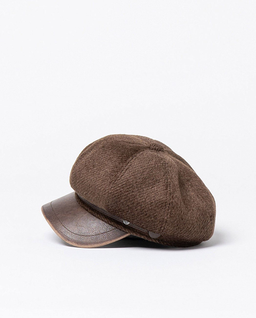 Structured body type cap in soft polyester fabric with a rigid visor in imitation leather, inside adjustable strip.

Composition: 100% polyester