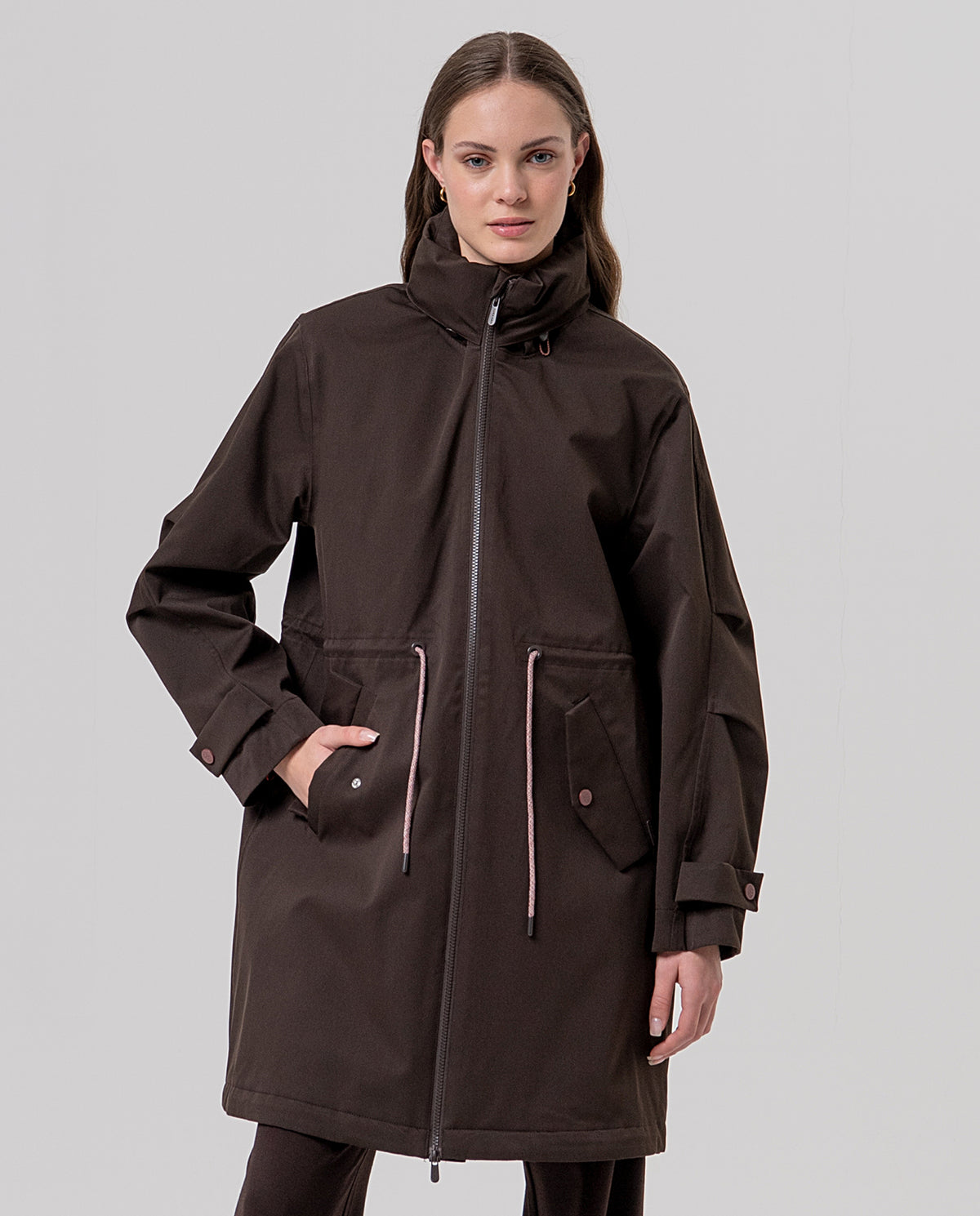 Midi-length chocolate parka with hood and zip fastening. Water-repellent fabric that shrugs off light rain, with an adjustable drawstring waist and pockets. Inner printed lining. Roomy silhouette.