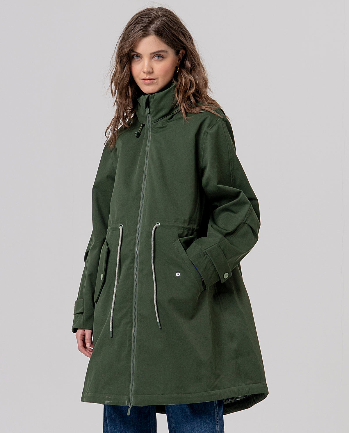 Midi-length khaki parka with hood and zip fastening. Water-repellent fabric that shrugs off light rain, with an adjustable drawstring waist and pockets. Inner printed lining. Roomy silhouette.