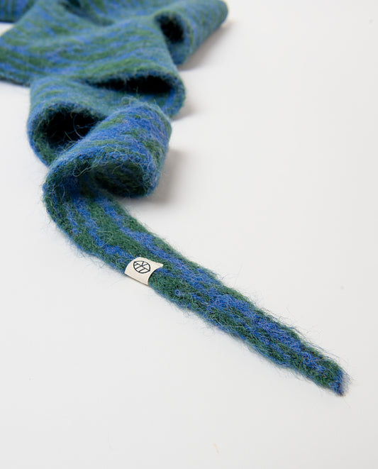 Knit bandana in recycled polyester with a two-tone blue and green jacquard motif, soft and fluffy to the touch. Pointed ends that tie around the neck, 170cm long, 20cm wide