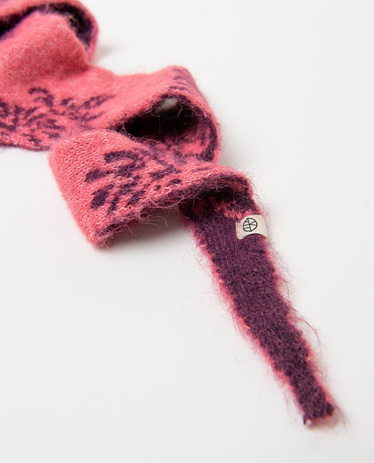 Knit bandana in recycled polyester with a two-tone bordeaux and pink colors jacquard motif, soft and fluffy to the touch. Pointed ends that tie around the neck, 170cm long, 20cm wide