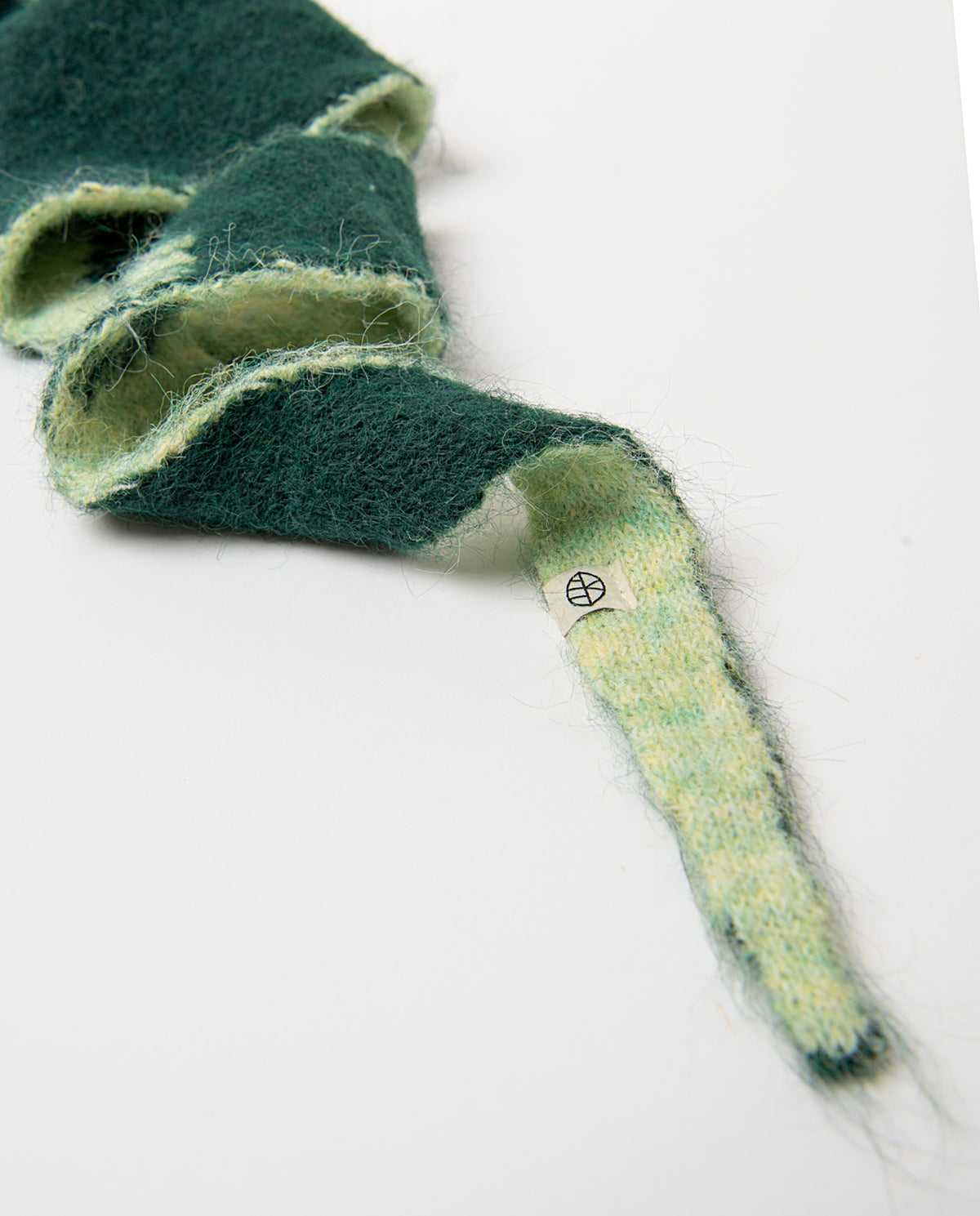 Knit bandana in recycled polyester with a two-tone dark green and light green jacquard motif, soft and fluffy to the touch. Pointed ends that tie around the neck, 170cm long, 20cm wide