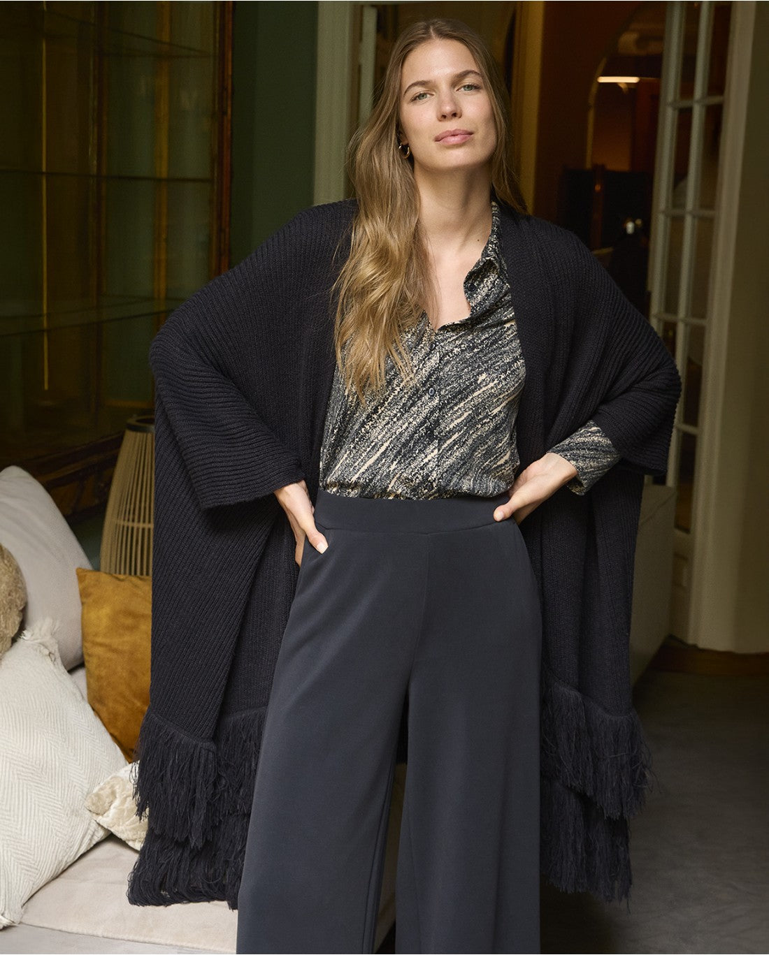 Poncho with bangs Black