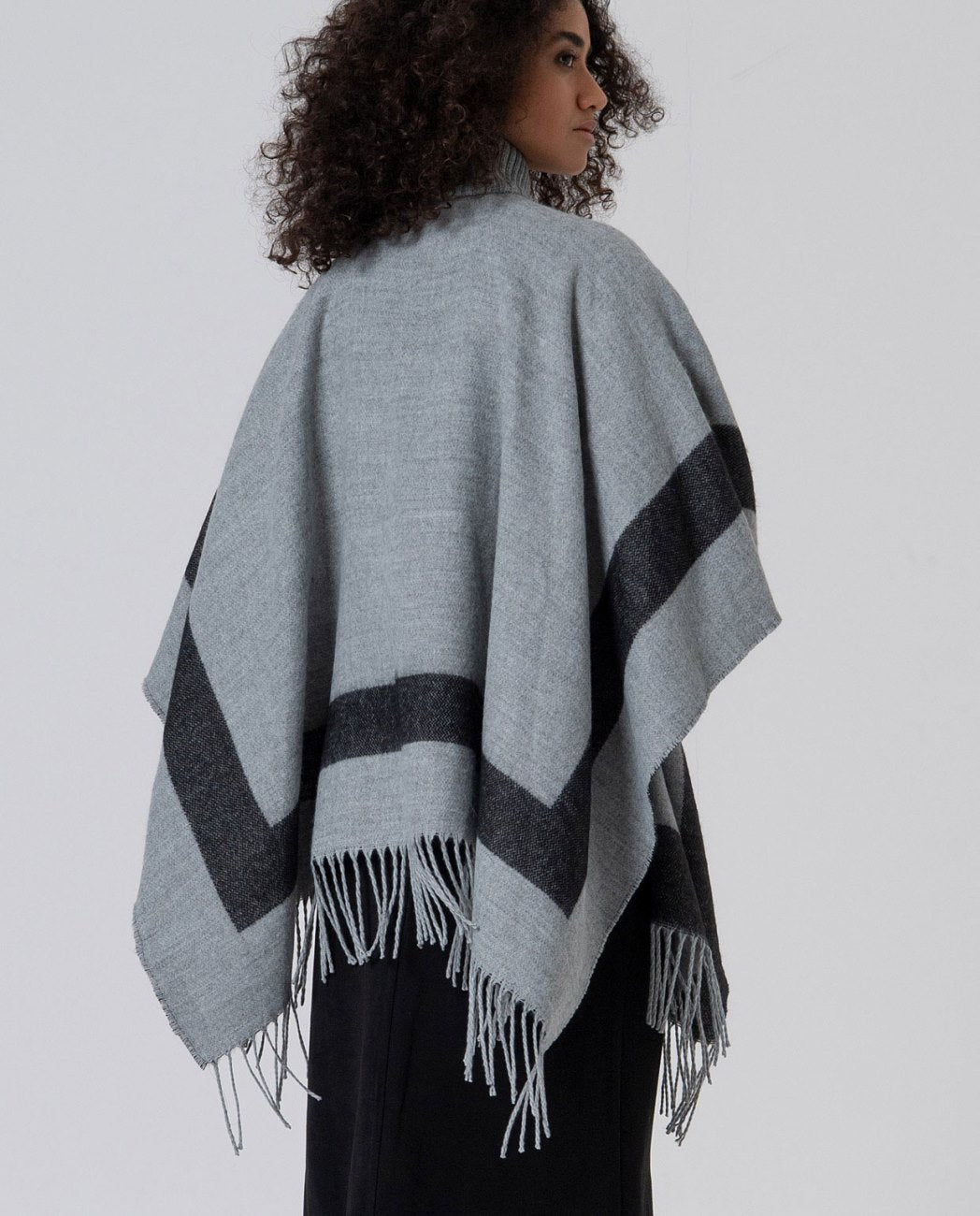 Fringed poncho Grey