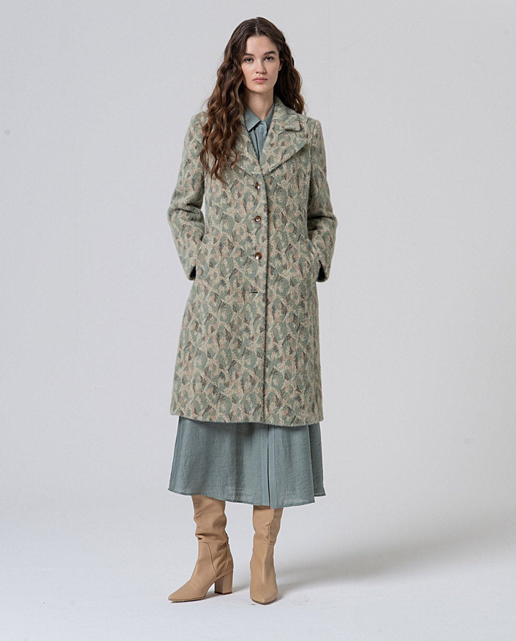 Straight cut midi granite green coat with lapel collar, lining, side pockets and 3 buttons closure. Made in a very soft stretch fabric with fur and abstract floral print in  60% Nylon 40% Acrylic.