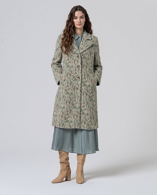 Straight cut midi granite green coat with lapel collar, lining, side pockets and 3 buttons closure. Made in a very soft stretch fabric with fur and abstract floral print in  60% Nylon 40% Acrylic.