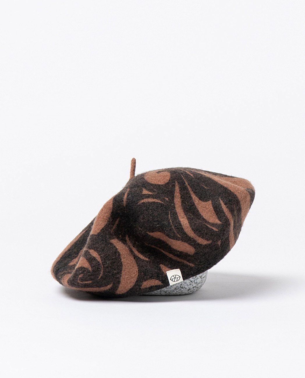 Classic black beret with brown jaquard print, made of 90% wool and 10% Polyamide, round design with small central tassel keeps the traditional French silhouette.