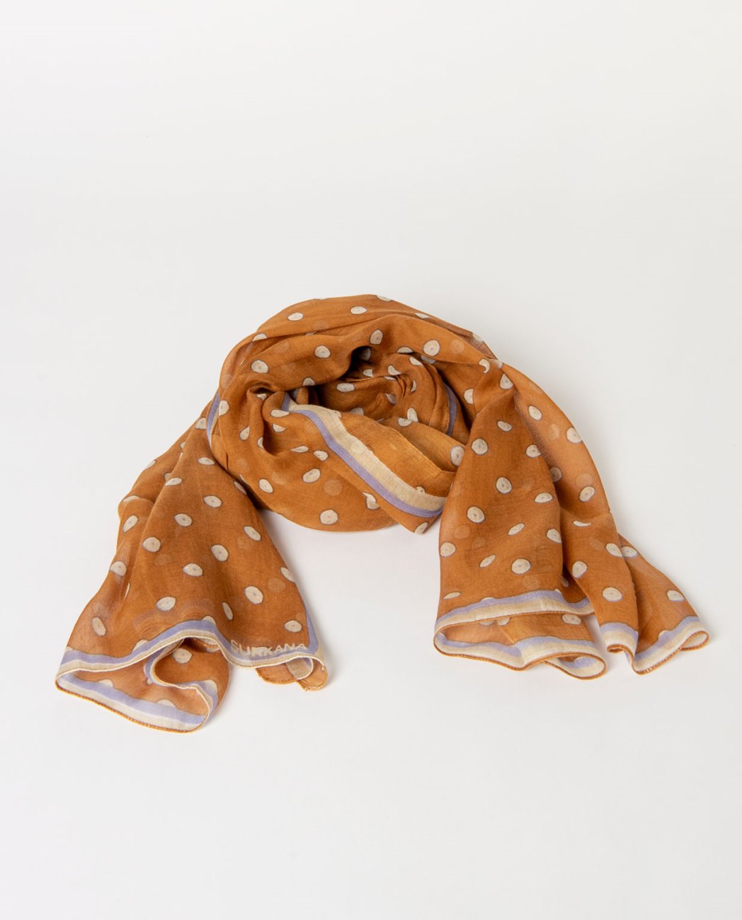 Rectangular camel scarf made of lightweight fabric with ecru polka dots print, smooth finish and edges, 58% Modal 42% Viscose, 180cm x 110cm