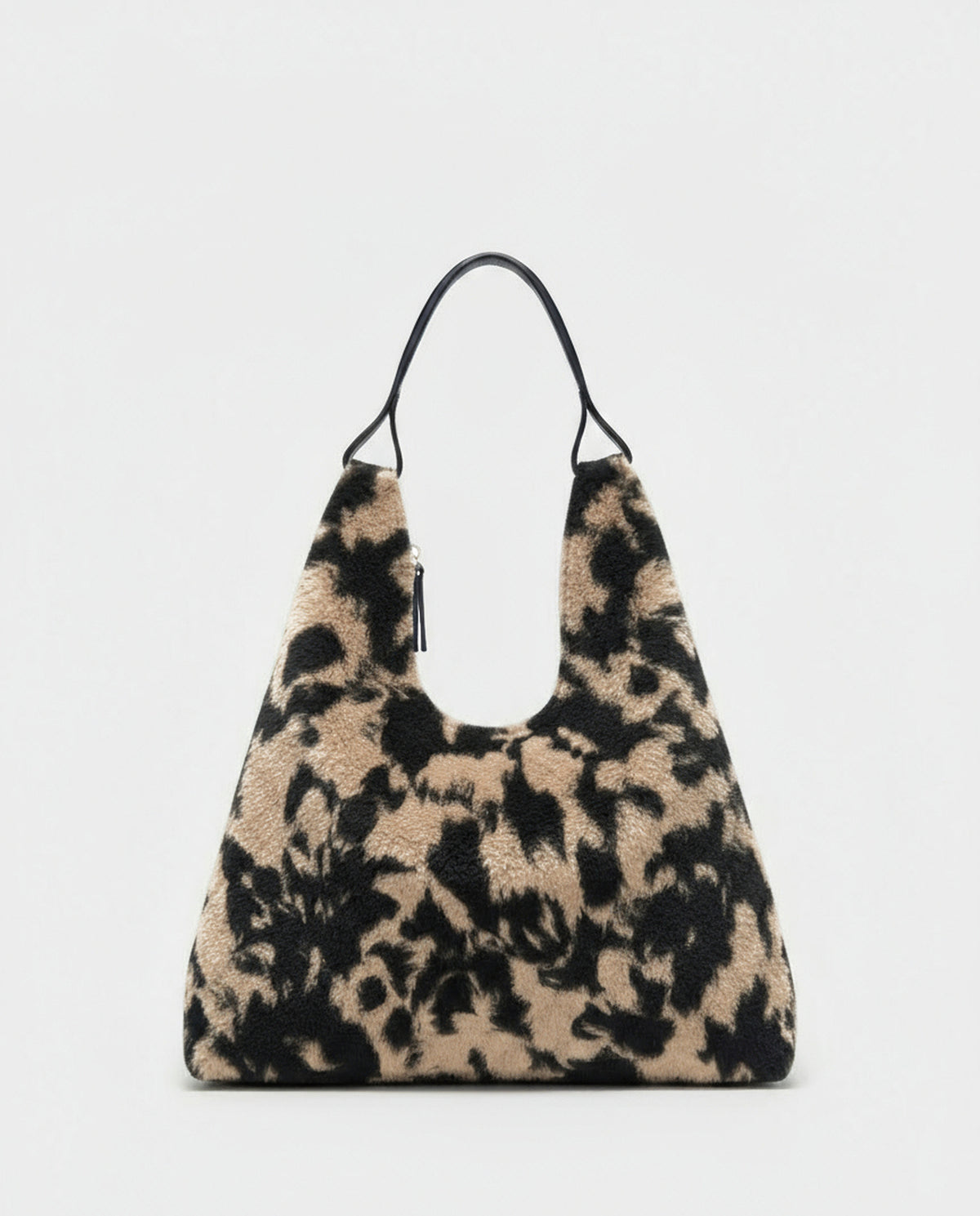 Shoulder bag black and ecru in plush teddy fabric with a contrasting abstract print. Roomy, pointed silhouette with a shoulder strap. Inner open pocket and zip pocket, 40cm x 24cm x 13cm