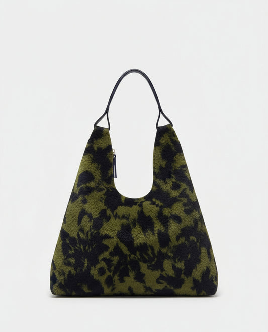Shoulder bag khaki and navy  in plush teddy fabric with a contrasting abstract print. Roomy, pointed silhouette with a shoulder strap. Inner open pocket and zip pocket, 40cm x 24cm x 13cm
