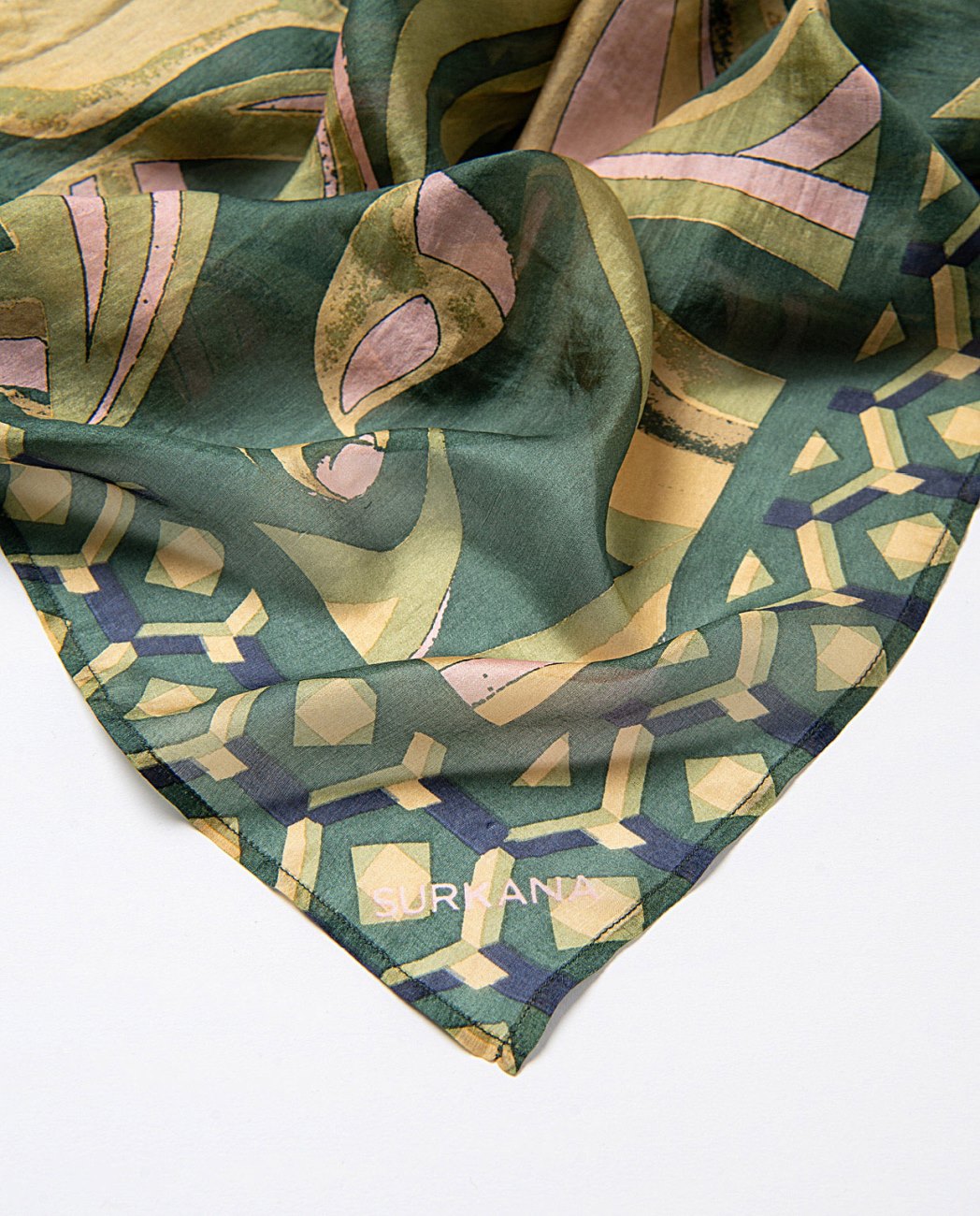 Square scarf made of 100% natural silk, with elegant and colorful flower prints, in blue, green, yellow. pink colors