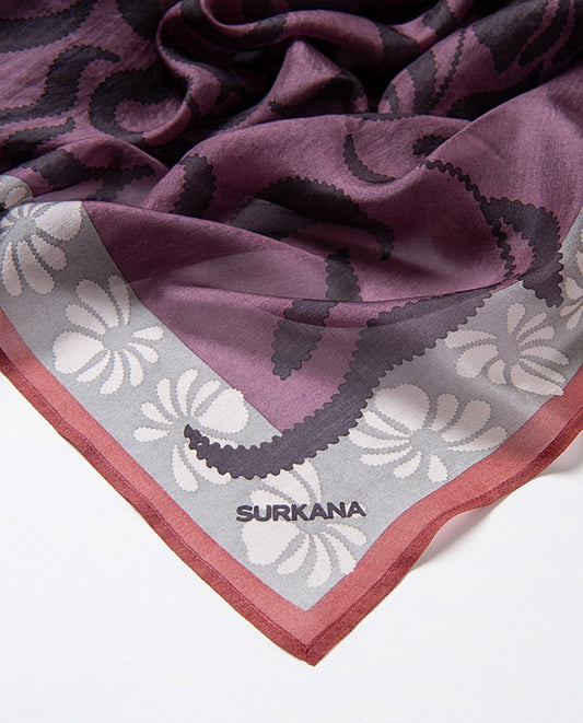 Square scarf made of 100% natural silk, with elegant and colorful floral print, in light grey, burgundy, a little red, black and ecru colors