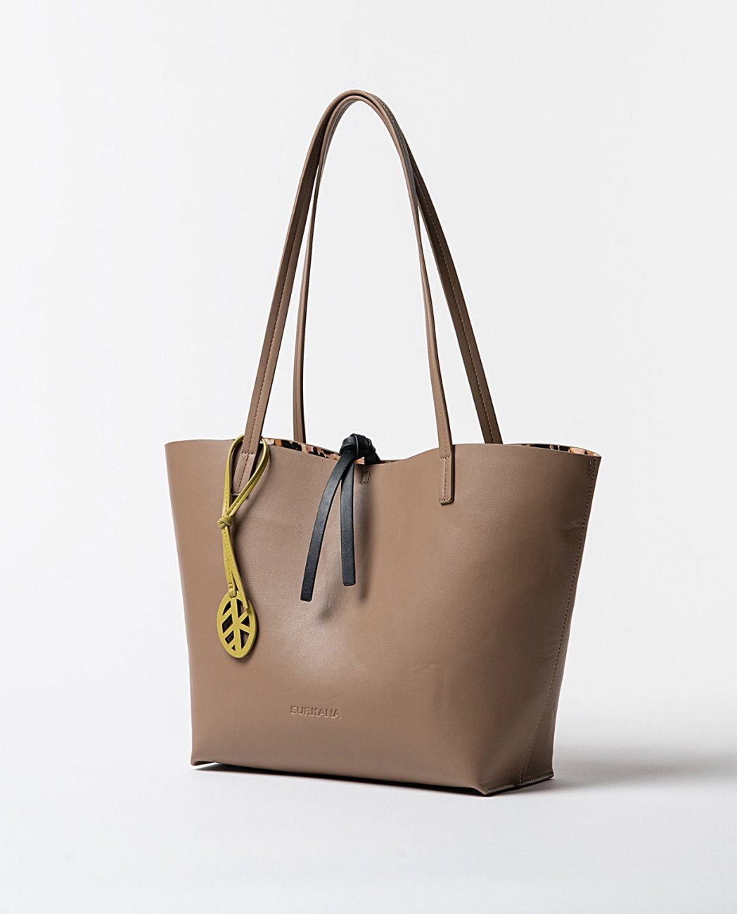 Large reversible faux leather shopper bag with printed toiletry bag, on one side, khaki color and on the other, an original print in grey, beige, light green, black colors.