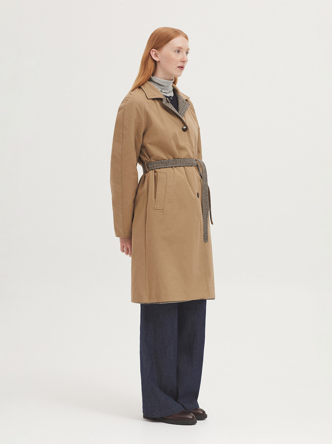 Reversible trench coat in brown checked wool blend and plain beige fabric with water repellent finish, shirt collar, button front, piped pockets and reversible belt, in 51% Wool, 44% Polyester, 4% Acrylic, 1% Polyamide.