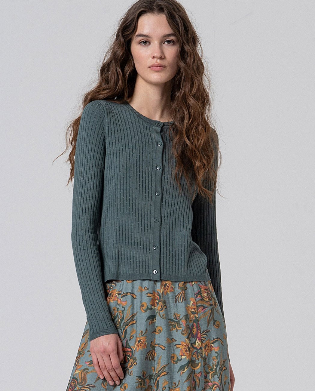 Long sleeve steel blue cardigan in fine viscose with vertical ribbing, round neck and buttons, in 80%Viscose, 20% Spandex.