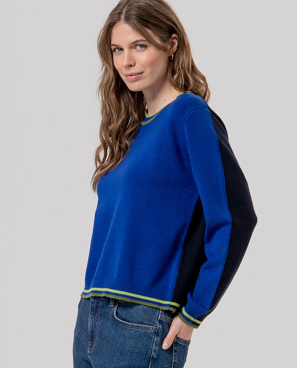 Round-neck long-sleeve jumper in soft viscose knit with a light drape. front blue, back black, with fine contrast stripes at the neck, cuffs and hem in olive and lime.