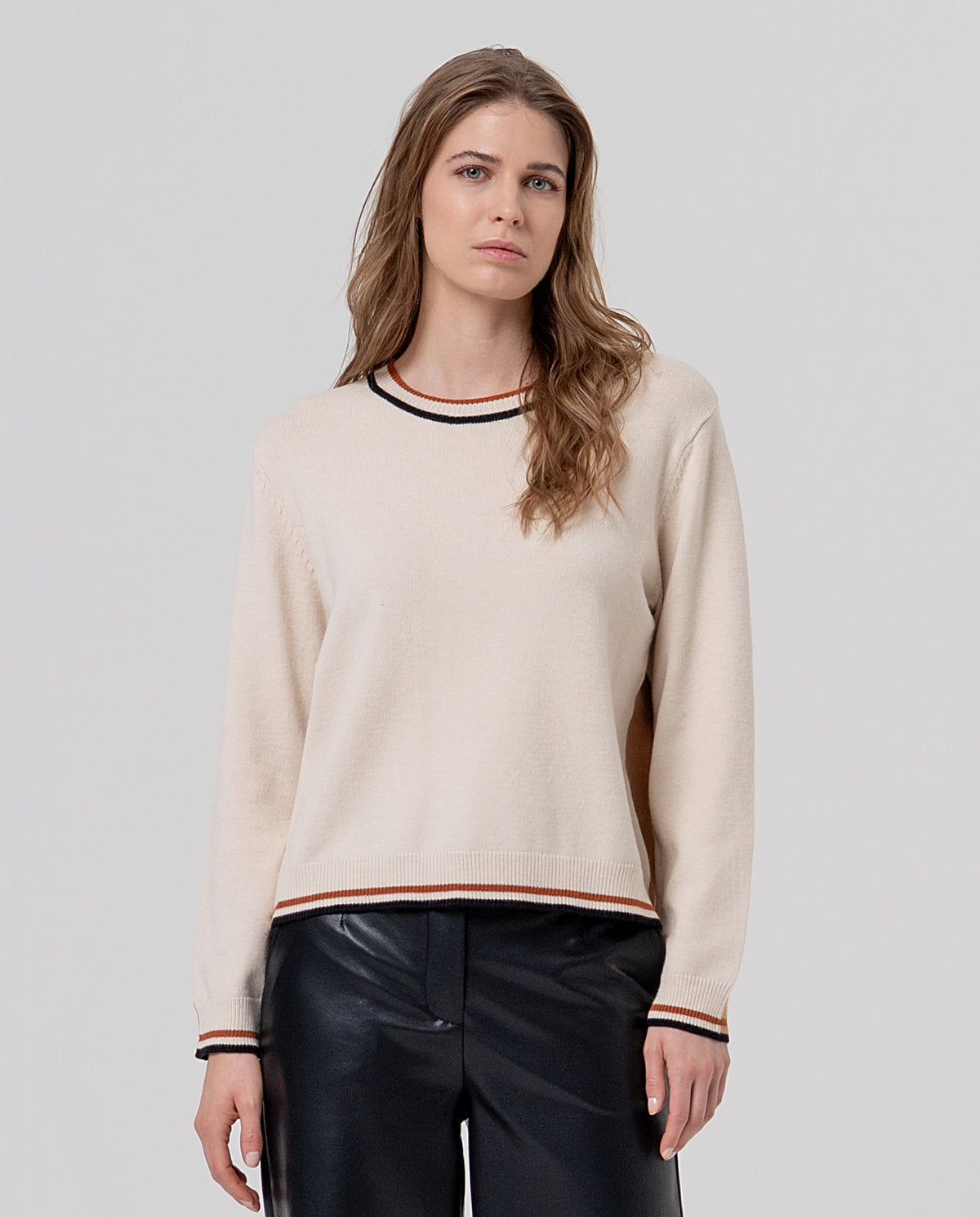 Round-neck long-sleeve jumper in soft viscose knit with a light drape. Front ecru, back beige, with fine contrast stripes at the neck, cuffs and hem in camel and black.