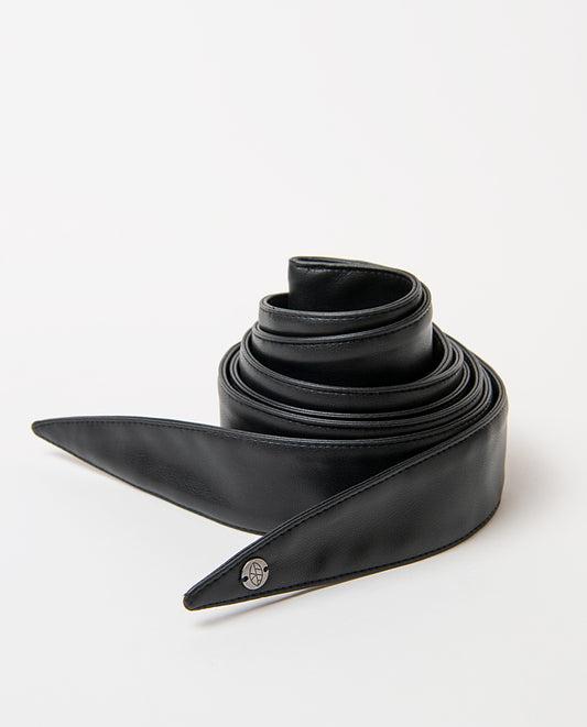 Sash-style black belt in smooth faux leather, wide and soft to the touch. Pointed ends that tie in a bow, no buckle, with a branded metal rivet.220cm long, 4,50 - 12,50cm wide