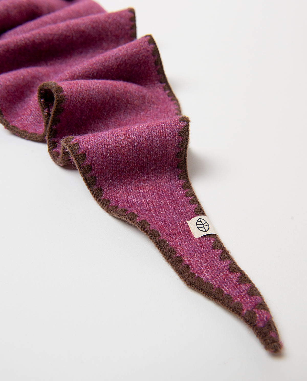 Knit scalloped dark pink with brown bandana with recycled polyester, soft and brushed, in a triangular shape ending in a point. Light and warm, it knots at the neck with an easy gesture, 190cm long, 53cm wide